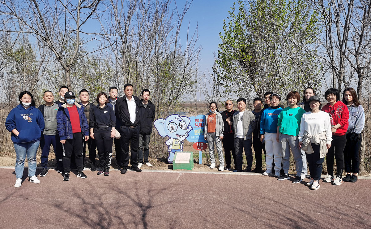 Xinlu company held a group building activity - walking around Hengshui Lake