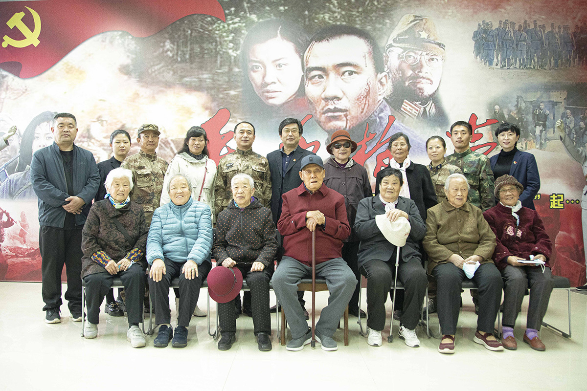 The old commander of Hengshui military division went to Hengxiang science and technology to give a party lesson